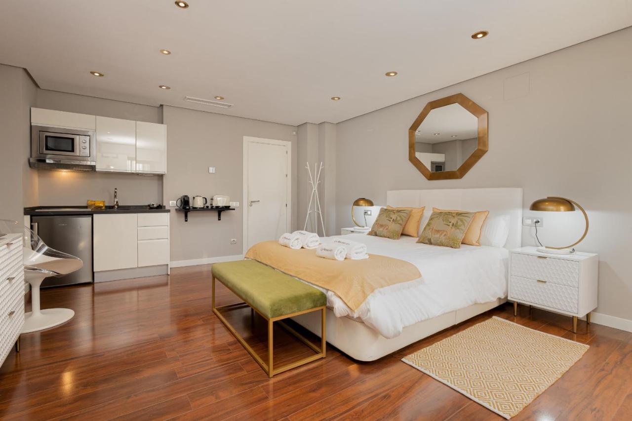 C30 Deluxe Studio With Terrace Into Cathedral Square Apartment Malaga Exterior photo